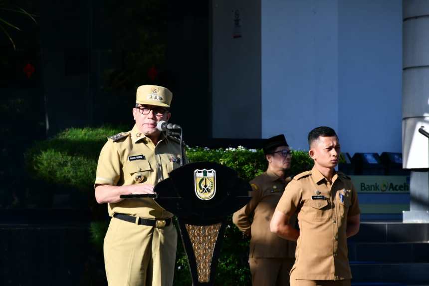 Pj Wali Kota Banda Aceh Bakri Siddiq memimpin apel gabungan Pemko Banda Aceh yang digelar Senin (19/9) di halaman Gedung Mawardy Nurdin Balai Kota