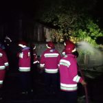 Petugas Damkar memadamkan api yang membakar satu unit rumah kosong milik Khaled (57) di Jalan Ilie Dusun Tgk Chik Gampong Ilie Kecamatan Ulee Kareng Banda Aceh, Senin malam (19/9)