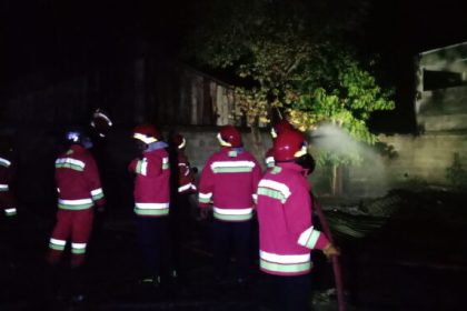 Petugas Damkar memadamkan api yang membakar satu unit rumah kosong milik Khaled (57) di Jalan Ilie Dusun Tgk Chik Gampong Ilie Kecamatan Ulee Kareng Banda Aceh, Senin malam (19/9)