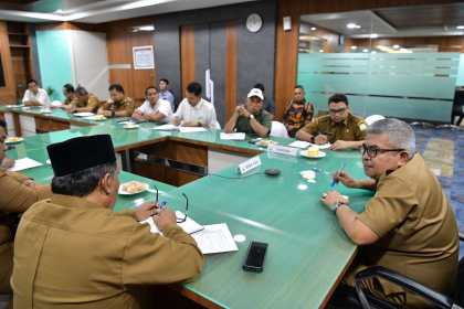 Sekda Aceh Bustami Hamzah didampingi Kadispora Aceh Dedy Yuswadi AP saat memimpin rapat tindaklanjut persiapan pelaksanaan PORA XIV Pidie di Ruang Rapat Sekda, Kantor Gubernur Aceh, Selasa (20/9)