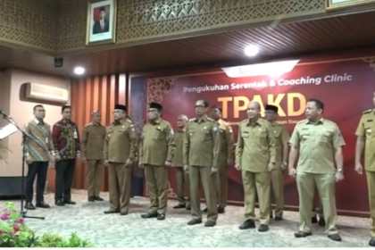 Pj Gubernur Aceh Achmad Marzuki mengukuhkan 11 Bupati/Wali Kota sebagai TPAKD di Aula Serbaguna Setda Aceh, Selasa (20/9)
