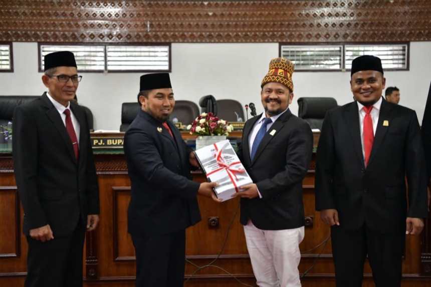Pj Bupati Aceh Besar Muhammad Iswanto menyerahkan dokumen Rancangan KUA dan PPAS Perubahan APBK Aceh Besar 2022 kepada Ketua DPRK Aceh Besar Iskandar Ali, Selasa (20/9)