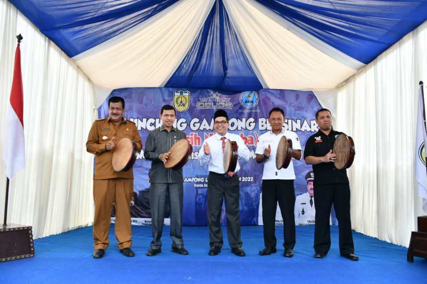 Peresmian Lampulo sebagai Gampong BERSINAR ditandai pemukulan rapa'i oleh Pj Wali Kota Banda Aceh Bakri Siddiq, Ketua DPRK Farid Nyak Umar, Kabid Pemberantasan Narkoba BNNP Aceh Kombes Pol Mirwazi, Kepala BNNK Banda Aceh Masduki dan Keuchik Lampulo Alta Zaini, Selasa (20/9)
