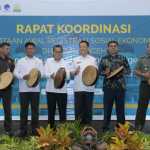 Pj Gubernur Aceh Achmad Marzuki didampingi Kepala BPS Aceh Ahmadriswan Nasution menabuh rapa'i saat pembukaan rapat koordinasi Pendataan Awal Registrasi Sosial Ekonomi 2022 di Hotel Hermes Palace, Banda Aceh, Rabu (21/9/2022)