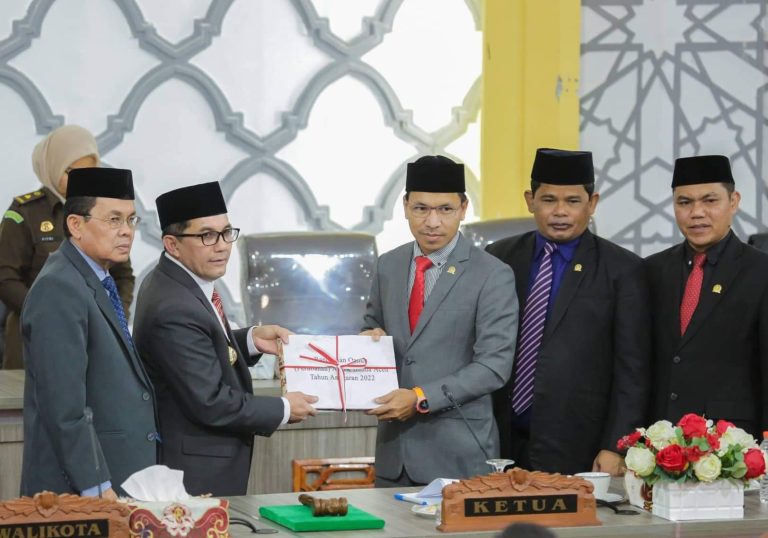 Pj Wali Kota Banda Aceh Bakri Siddiq menyerahkan Rancangan Qanun tentang Perubahan APBK 2022 kepada Ketua DPRK Farid Nyak Umar, Rabu (21/9)