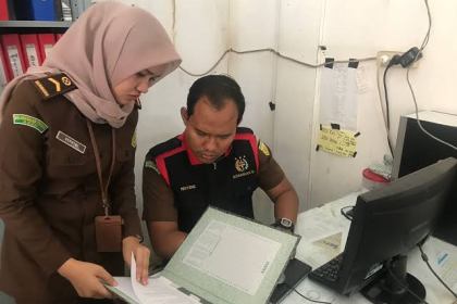 Penyidik Kejari Pidie Jaya saat melakukan penggeledahan di kantor PDAM Tirta Krueng Meureudu, Rabu (21/9)