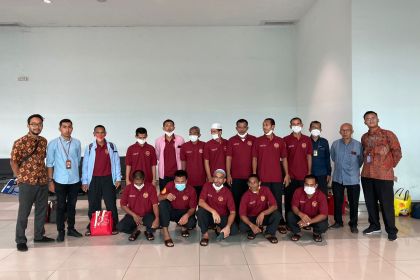 13 nelayan asal Aceh Timur berfoto bersama staf BPPA, Kementerian Luar Negeri, serta BP2MI di Bandara Soekarno-Hatta, Tangerang, Kamis, 22 September 2022