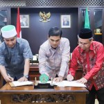Rektor UIN Ar-Raniry Prof Mujiburrahman, Ketua Himpunan Ulama Dayah Aceh Tgk H Muhammad Yusuf A Wahab (Tu Sop) dan Direktur PKPM Dr Muslim Zainuddin menandatangani kerja sama, Kamis (22/9)