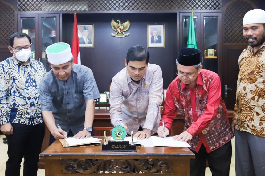 Rektor UIN Ar-Raniry Prof Mujiburrahman, Ketua Himpunan Ulama Dayah Aceh Tgk H Muhammad Yusuf A Wahab (Tu Sop) dan Direktur PKPM Dr Muslim Zainuddin menandatangani kerja sama, Kamis (22/9)