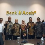 Pemimpin Divisi Treasury Bank Aceh Syariah Erwin Konadi, Pemimpin Divisi Teknologi Informasi Imamil Fadhli dan staf melakukan foto bersama dalam rangka kerja sama pembayaran PBB via Action dengan BPKK Banda Aceh