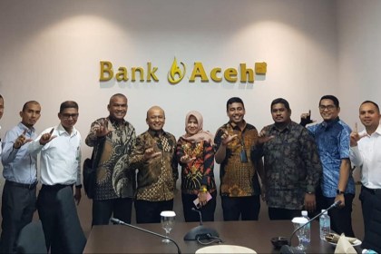 Pemimpin Divisi Treasury Bank Aceh Syariah Erwin Konadi, Pemimpin Divisi Teknologi Informasi Imamil Fadhli dan staf melakukan foto bersama dalam rangka kerja sama pembayaran PBB via Action dengan BPKK Banda Aceh