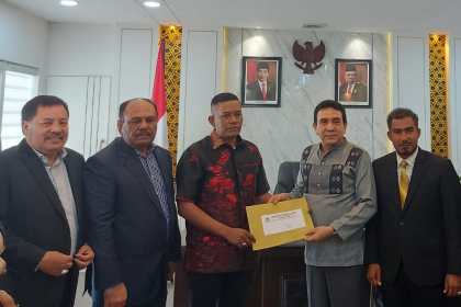 Ketua DPD I Golkar Aceh TM Nurlif menyerahkan SK PAW Hendra Budian dari Wakil Ketua II DPRA kepada Ketua DPRA Saiful Bahri, Jum'at (23/9)