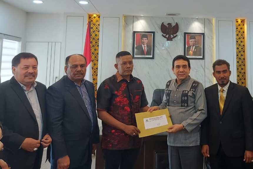Ketua DPD I Golkar Aceh TM Nurlif menyerahkan SK PAW Hendra Budian dari Wakil Ketua II DPRA kepada Ketua DPRA Saiful Bahri, Jum'at (23/9)