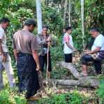 Nazir Wakaf Masjid Asy-Suhada Lampanah, Indrapuri, mengukur kembali tanah yang diwakafkan oleh Ibrahim Mahmud di Gampong Lampanah Ranjo, Aceh Besar, untuk kemakmuran masjid, Ahad (25/9)