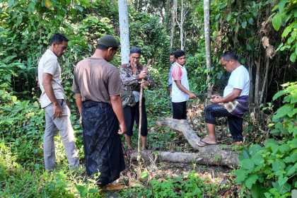 Nazir Wakaf Masjid Asy-Suhada Lampanah, Indrapuri, mengukur kembali tanah yang diwakafkan oleh Ibrahim Mahmud di Gampong Lampanah Ranjo, Aceh Besar, untuk kemakmuran masjid, Ahad (25/9)