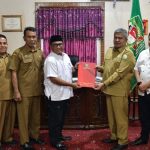 Sekda Aceh Bustami Hamzah didampingi Kadispora Aceh Dedy Yuswady dan Kadis Perkim Aceh Muhammad Adam melakukan pertemuan dengan Pj Bupati Pidie Wahyudi Adisiswanto dalam rangka membahas penyelenggaraan PORA XIV di Ruang Rapat Bupati Pidie, Sigli, Senin (26/9)