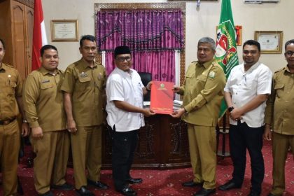 Sekda Aceh Bustami Hamzah didampingi Kadispora Aceh Dedy Yuswady dan Kadis Perkim Aceh Muhammad Adam melakukan pertemuan dengan Pj Bupati Pidie Wahyudi Adisiswanto dalam rangka membahas penyelenggaraan PORA XIV di Ruang Rapat Bupati Pidie, Sigli, Senin (26/9)