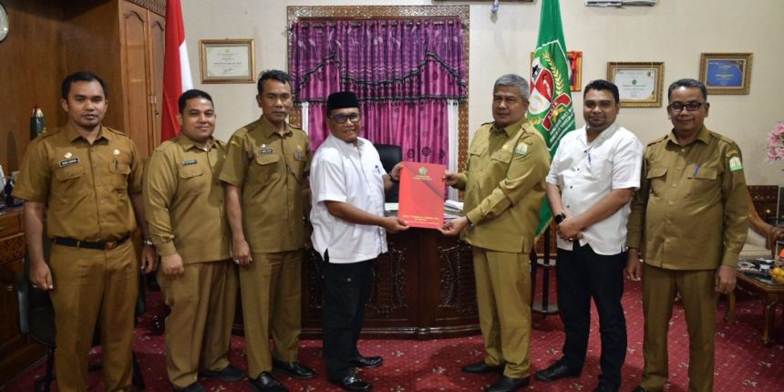 Sekda Aceh Bustami Hamzah didampingi Kadispora Aceh Dedy Yuswady dan Kadis Perkim Aceh Muhammad Adam melakukan pertemuan dengan Pj Bupati Pidie Wahyudi Adisiswanto dalam rangka membahas penyelenggaraan PORA XIV di Ruang Rapat Bupati Pidie, Sigli, Senin (26/9)
