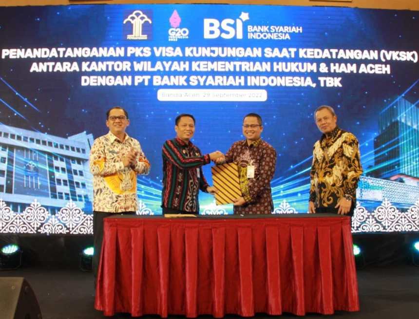 Kanwil Kemenkumham Aceh dan Bank Syariah Indonesia (BSI) menandatangani perjanjian kerja sama pengelolaan biaya Visa on Arrival (VoA) atau Visa Kunjungan Saat Kedatangan (VKSK)