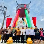 Peresmian Tugu Kongres Santri Pancasila di depan pintu gerbang Masjid Agung Baitul Makmur Meulaboh, yang merupakan ikon baru Kabupaten Aceh Barat