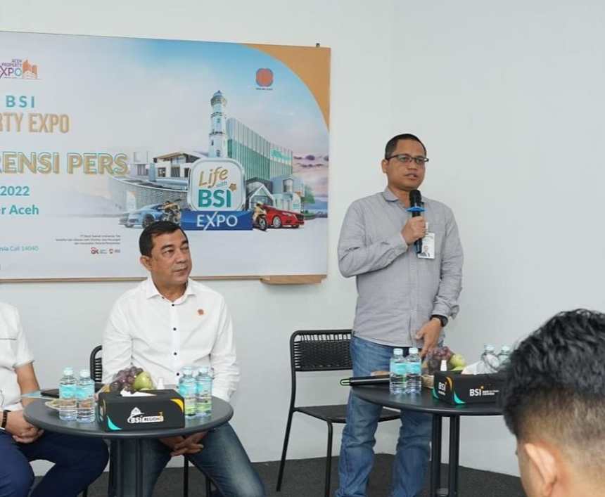 CEO BSI Aceh Wisnu Sunandar didampingi Ketua DPD REI Aceh Muhammad Noval memberikan keterangan terkait pameran properti bertajuk Life With BSI Aceh Property Expo 2022