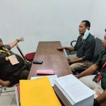 Personel Unit II Tindak Pidana Korupsi Satreskrim Polresta Banda Aceh menyerahkan mantan Ketua BUMG Gampong Keuramat, Kecamatan Kuta Alam, IR (46) ke Kejari Banda Aceh, Kamis (29/9/2022)