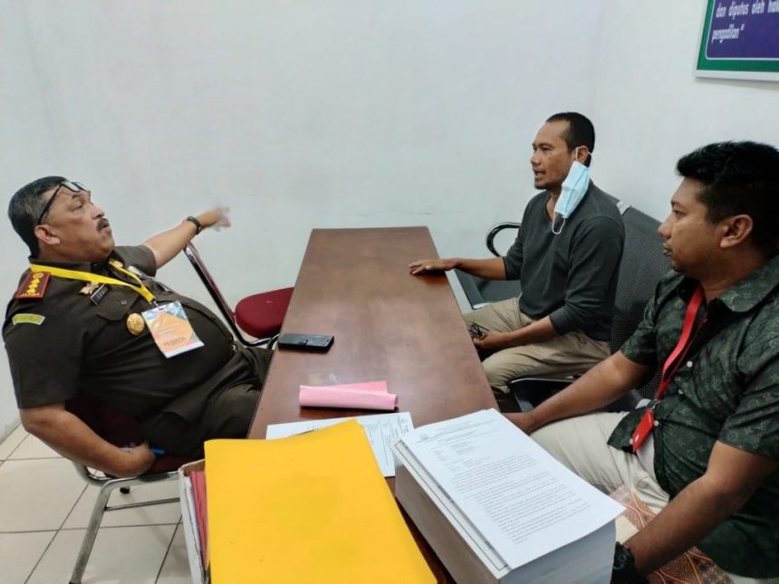Personel Unit II Tindak Pidana Korupsi Satreskrim Polresta Banda Aceh menyerahkan mantan Ketua BUMG Gampong Keuramat, Kecamatan Kuta Alam, IR (46) ke Kejari Banda Aceh, Kamis (29/9/2022)