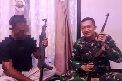 Seorang eks kombatan GAM di Aceh Barat berinisial N menyerahkan dua pucuk senjata api jenis AK 47 dan 56 ke Dandim 0105/Abar Letkol lnf Dimar Bahtera. Foto: Kodim 0105/Abar