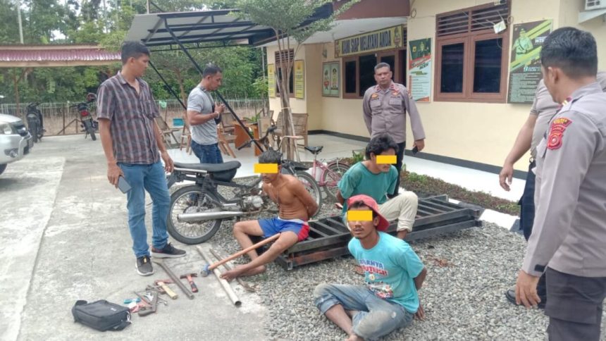 Polisi menangkap tiga pria terduga pelaku pencurian besi jembatan di Kecamatan Delima Kabupaten Pidie Foto: Dok. Polres Pidie