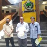 Kuasa hukum Wakil Ketua II DPRA Fraksi Partai Golkar Aceh Hendra Budian, Herdiyan Bayu Samodro (tengah) memberikan keterangan awak media di Kantor Mahkamah Partai Golkar