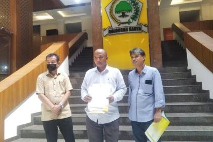 Kuasa hukum Wakil Ketua II DPRA Fraksi Partai Golkar Aceh Hendra Budian, Herdiyan Bayu Samodro (tengah) memberikan keterangan awak media di Kantor Mahkamah Partai Golkar