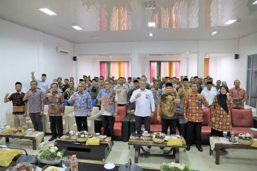Pj Bupati Aceh Besar Muhammad Iswanto dan Kepala BPKP Aceh Supriyadi menghadiri Sosialisasi dan FGD Pengembangan Masyarakat Pembelajaran Anti Korupsi (MPAK) bagi Aparatur Desa se-Aceh Besar, di Aula Dekranasda, Gampong Gani, Kamis (6/10)