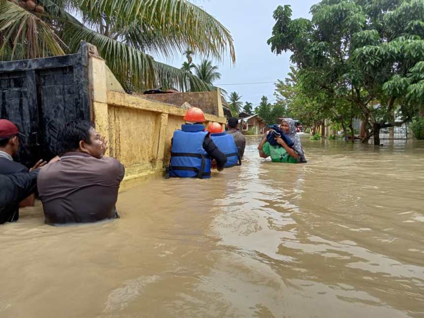 PLN UP3 Lhokseumawe memadamkan listrik di lima kecamatan terdampak banjir di Aceh Utara
