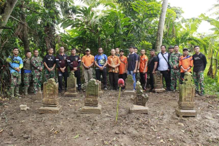 Hubdam IM membersihkan komplek makam peninggalan sejarah Kerajaan Aceh abad 16 - 18 yang berada di Gampong Lampermai, Kecamatan Krueng Barona Jaya, Aceh Besar, Jum'at (7/10)