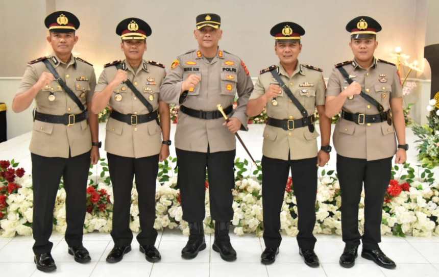 Kapolres Bireuen AKBP Mike Hardy Wirapraja memimpin Sertijab Wakapolres, Kasat Lantas, Kapolsek Juli dan Kapolsek Jangka di Aula Pesat Gatra 93 Mapolres setempat, Jum'at (7/10)