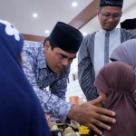 Rektor UIN Ar-Raniry Prof Mujiburrahman menyerahkan santunan untuk anak yatim pada khanduri raya dalam rangka memperingati milad ke-59 UIN Ar-Raniry, Sabtu (8/10)