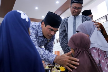 Rektor UIN Ar-Raniry Prof Mujiburrahman menyerahkan santunan untuk anak yatim pada khanduri raya dalam rangka memperingati milad ke-59 UIN Ar-Raniry, Sabtu (8/10)