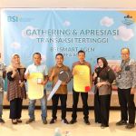 BSI Area Banda Aceh memberikan hadiah kepada agen BSI Smart dengan jumlah transaksi tertinggi