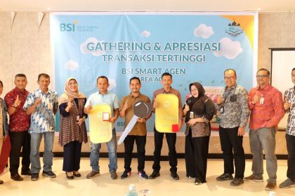 BSI Area Banda Aceh memberikan hadiah kepada agen BSI Smart dengan jumlah transaksi tertinggi