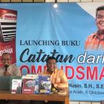 Dr Taqwaddin Husin melaunching buku berjudul 'Catatan dari Ombudsman' di Cafe Bandar Publishing, Lamgugop, Banda Aceh, Sabtu (8/10)