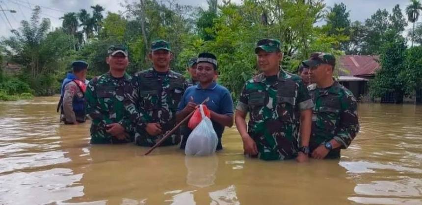 Danrem 011/Lilawangsa Kolonel Inf Bayu Permana meninjau lokasi banjir di Aceh Utara