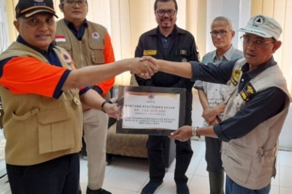 Penyerahan Dana Siap Pakai dari BNPB kepada Pemkab Aceh Utara guna penanganan darurat bencana banjir di wilayah Aceh Utara, Ahad (9/10)