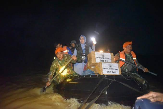 TNI AU menyalurkan bantuan 1.000 paket sembako untuk warga Kabupaten Aceh Utara yang terdampak banjir