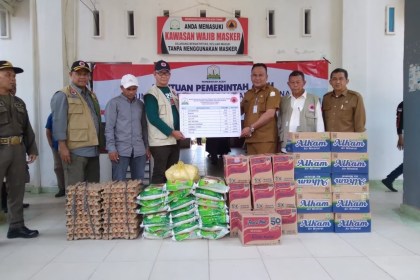 Kalak BPBA Ilyas menyerahkan bantuan logistik dari Pemerintah Aceh untuk korban banjir Aceh Timur, yang diterima Sekda Aceh Timur