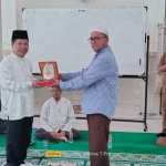 Ketua Dewan Dakwah Aceh Prof Dr Muhammad AR MEd menyerahkan cinderamata kepada Bupati Sambas Satono, usai mengisi kuliah umum di Markaz Dewan Dakwah Aceh, Gampong Rumpet, Krueng Barona Jaya, Aceh Besar, Selasa (11/10)
