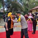 Anggota Komisi III DPR RI asal Aceh Nasil Djamil disambut Kapolres AKBP Jatmiko saat melakukan kunjungan kerja ke wilayah Polres Simeulue, Selasa (11/10)