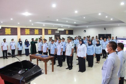 Kakanwil Kemenkumham Aceh Meurah Budiman melantik 26 pejabat Eselon V pada Unit Pelaksana Teknis (UPT) Pemasyarakatan dan Imigrasi pada Selasa (11/10)