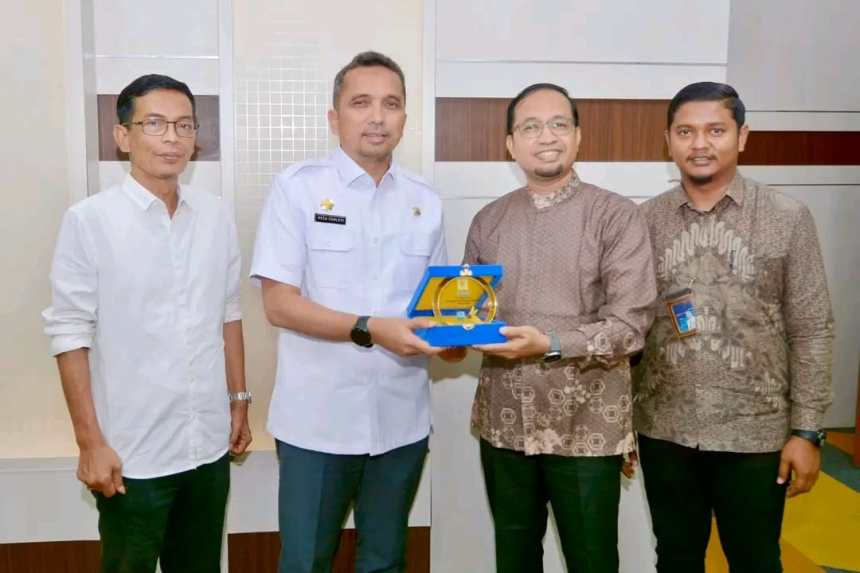 Manajer PLN UP3 Banda Aceh Ediwan melakukan pertemuan dengan Pj Wali Kota Sabang Reza Fahlevi, di ruang kerja Wali Kota Sabang, Rabu siang (12/10)
