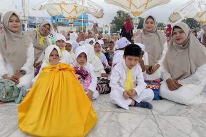 Sekitar 2.000 murid TK/PAU se-Banda Aceh dan Aceh Besar mengikuti peringatan Maulid Nabi Muhammad SAW 1444 Hijriah di halaman Masjid Raya Baiturrahman Banda Aceh, Rabu (12/10)