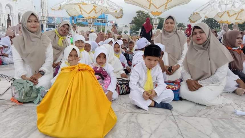 Sekitar 2.000 murid TK/PAU se-Banda Aceh dan Aceh Besar mengikuti peringatan Maulid Nabi Muhammad SAW 1444 Hijriah di halaman Masjid Raya Baiturrahman Banda Aceh, Rabu (12/10)